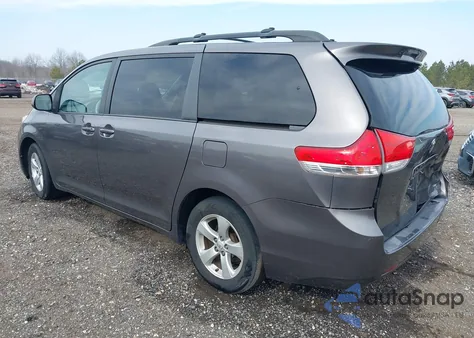 2013 Toyota Sienna Le V6 8 Passenger z USA, uszkodzony, nr VIN 5TDKK3DC7DS324882